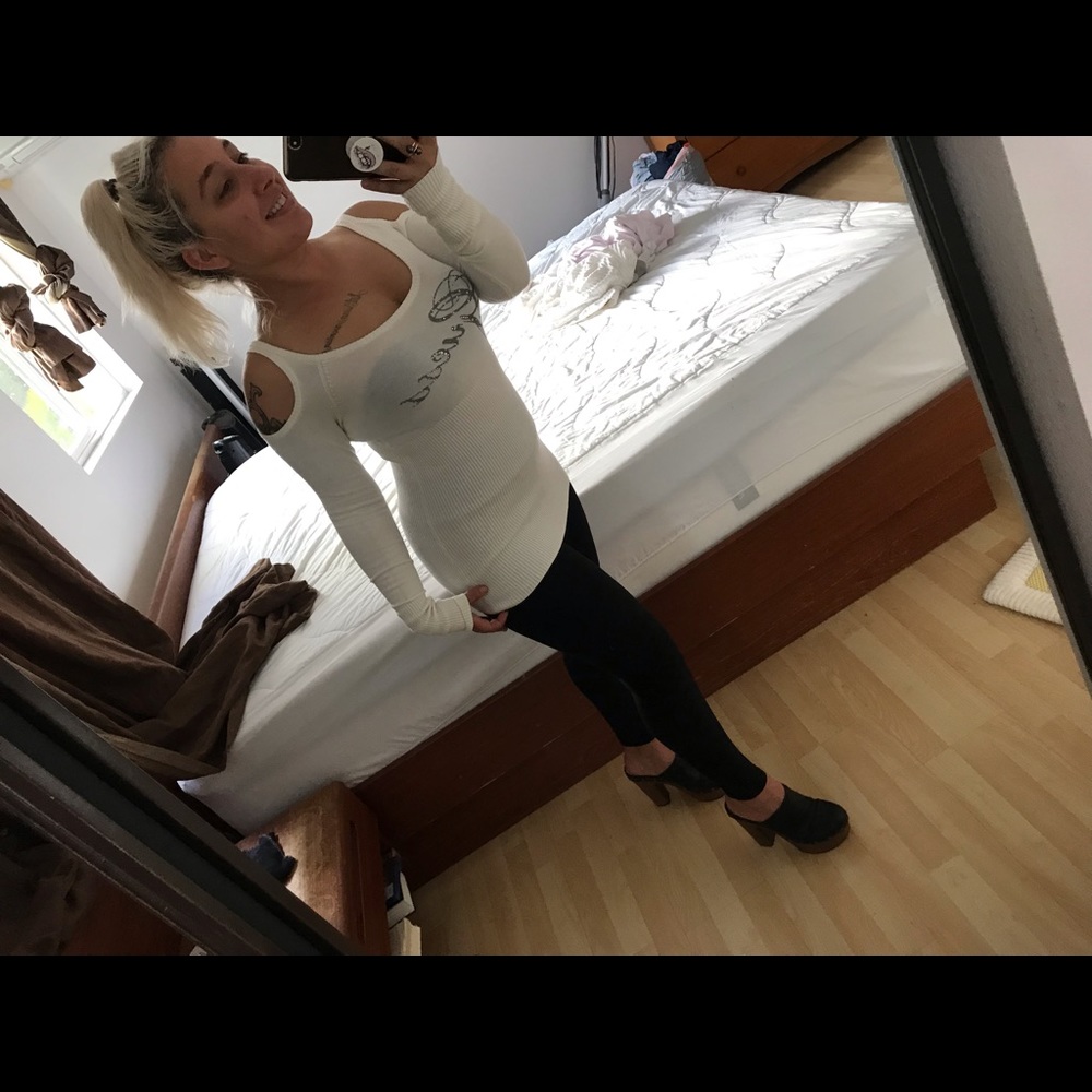 GUESS PEEKABOO SHOULDER LIGHT BREATHABLE TOP 💋💋